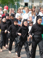 Tanssikoulu Kuukernupin Läyliäisten lapsiryhmien esitykset keräsivät Kesäriehassa sankan katsojajoukon.