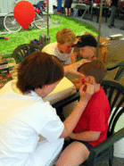 Lujan tytöt urakoivat  kasvomaalausteltassa