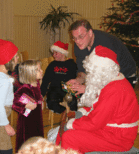 Joulujuhlassa Joulupukkia assisteerasi Lujan puheenjohtaja J-P Mäkelä